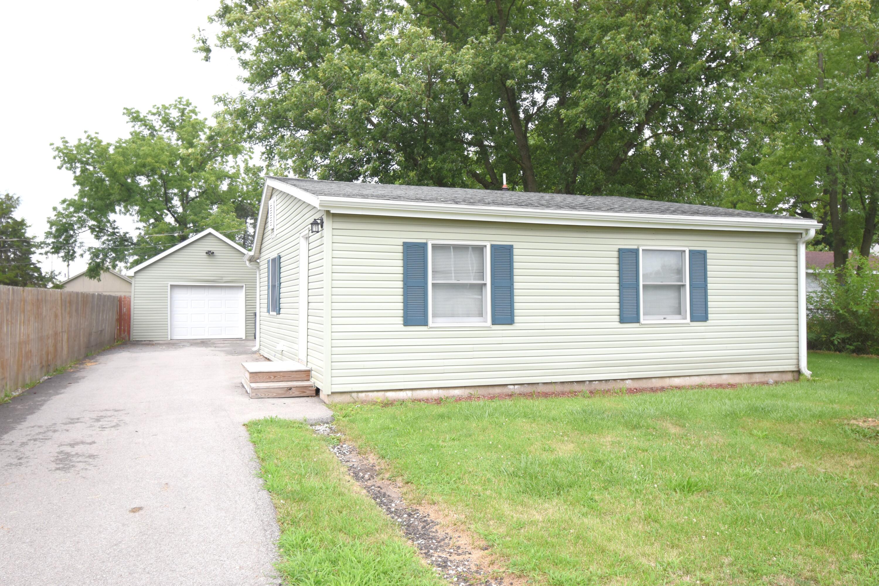 Photo 1 of 21 of 124 E Oak Street house