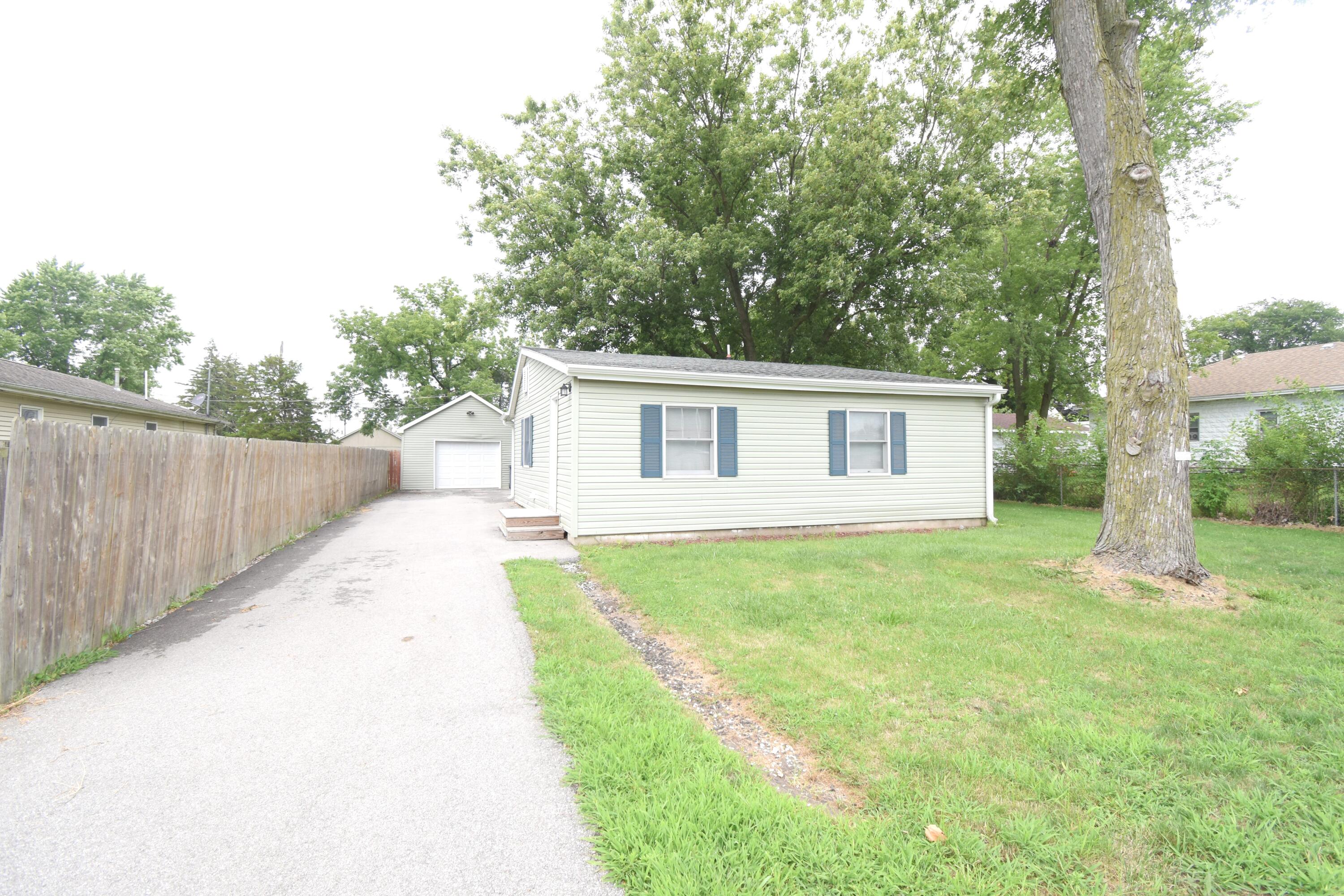 Photo 2 of 21 of 124 E Oak Street house