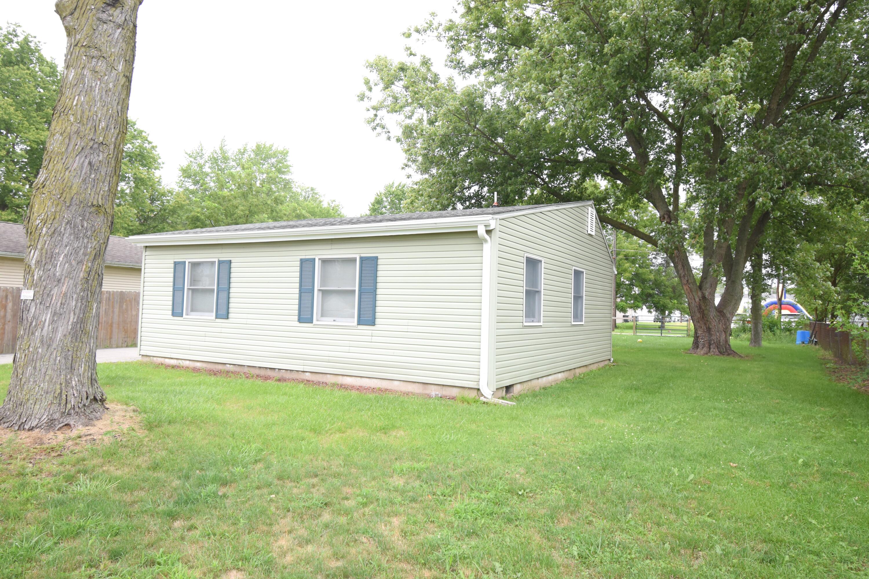 Photo 3 of 21 of 124 E Oak Street house