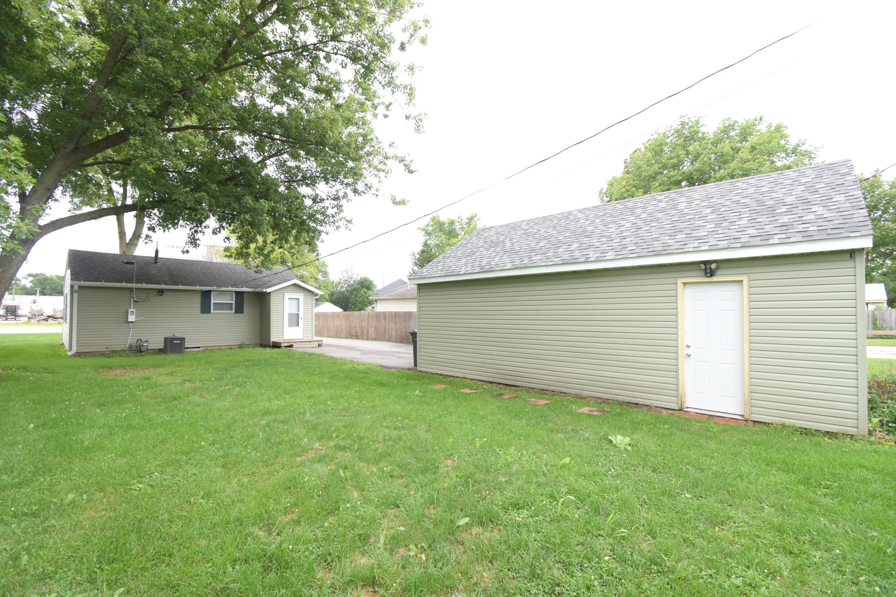 Photo 6 of 21 of 124 E Oak Street house