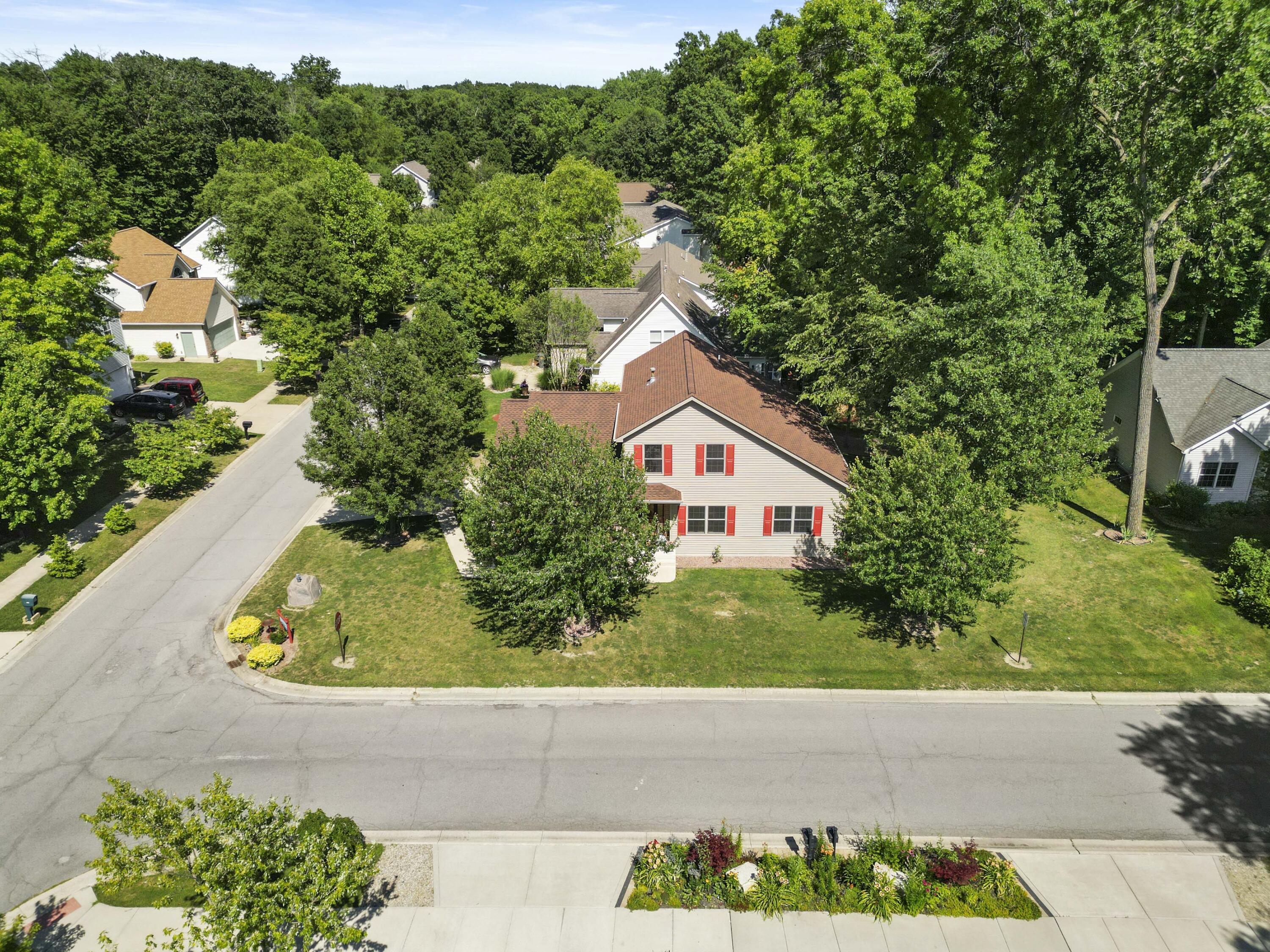 Photo 4 of 37 of 292 Ravinia Drive N house