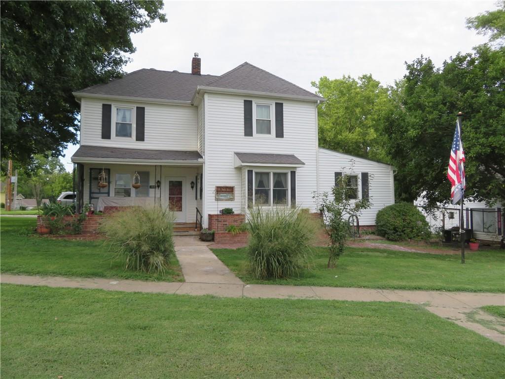 Photo 3 of 24 of 301 Allcutt Avenue house