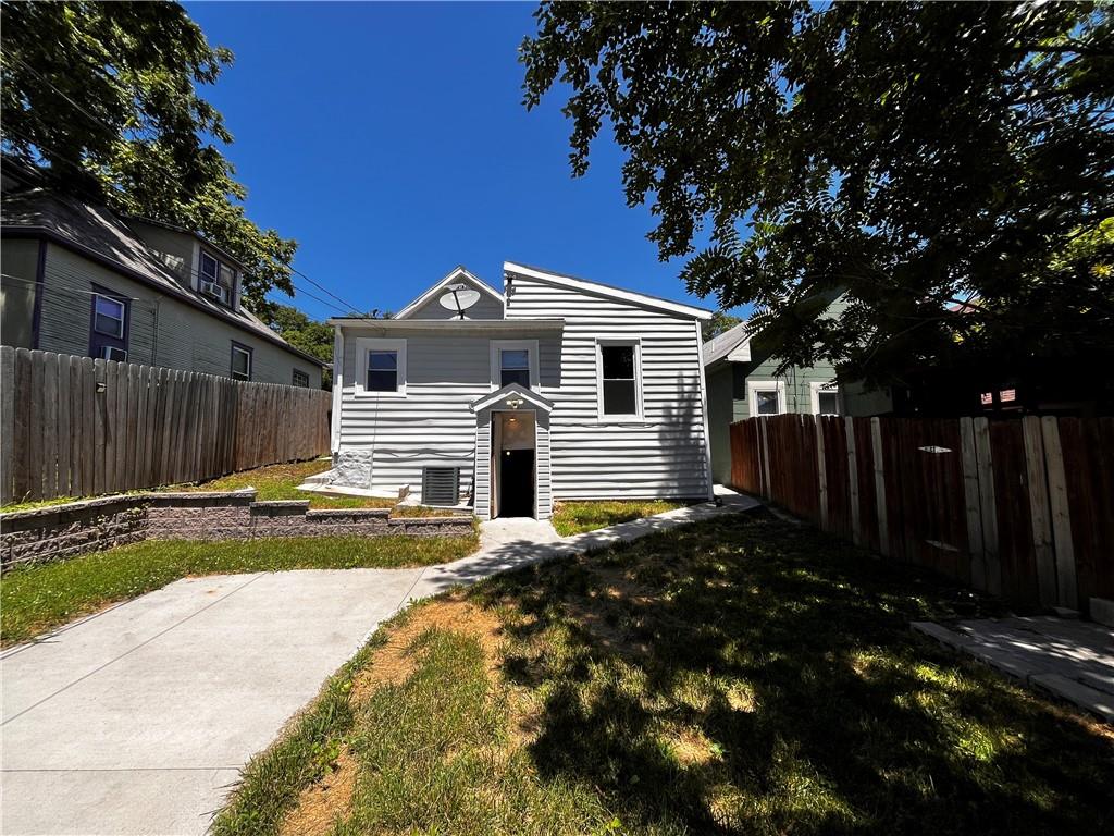 Photo 3 of 15 of 1607 Stinson Avenue house