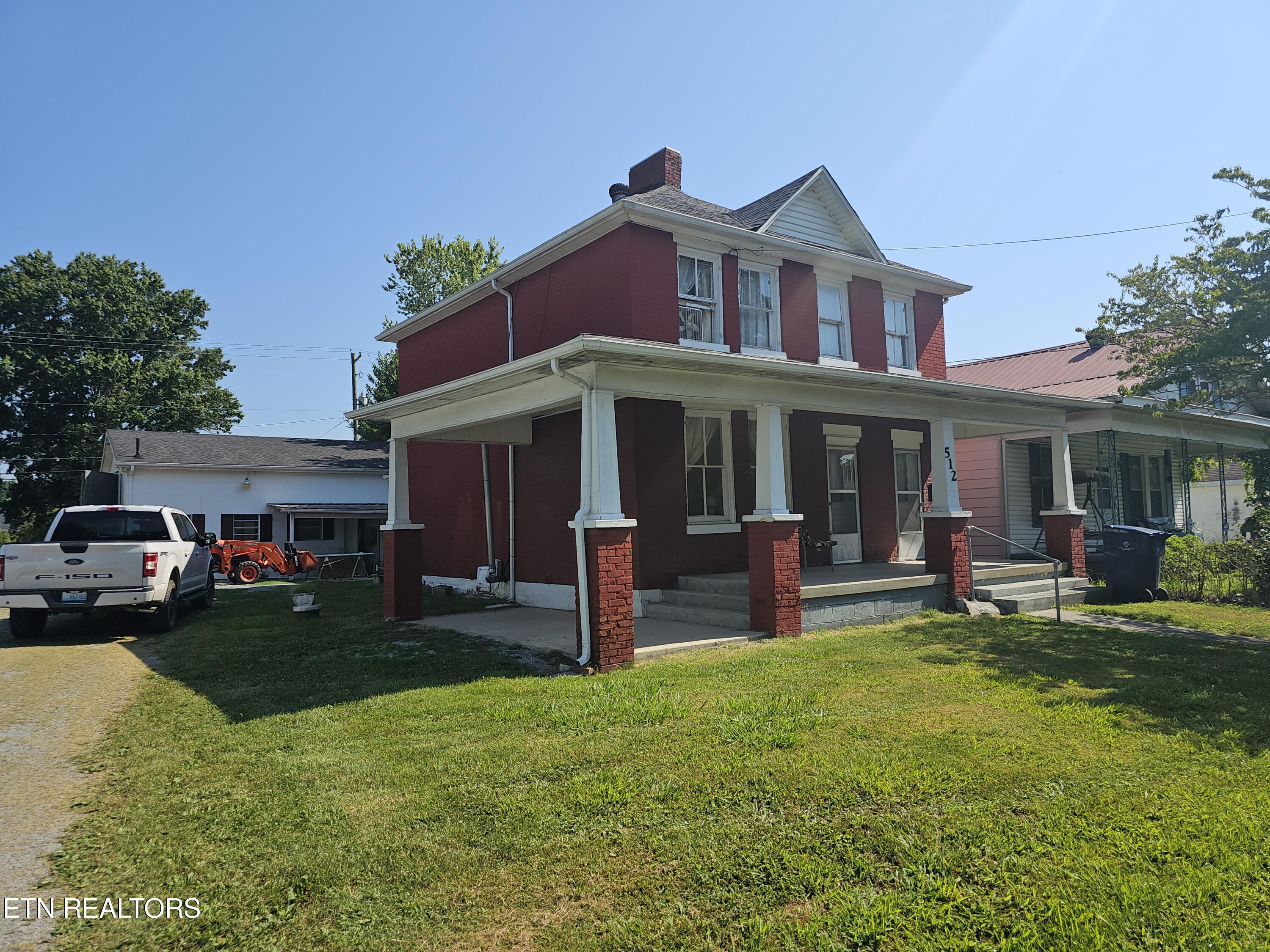 Photo 2 of 25 of 512 Chester Ave house