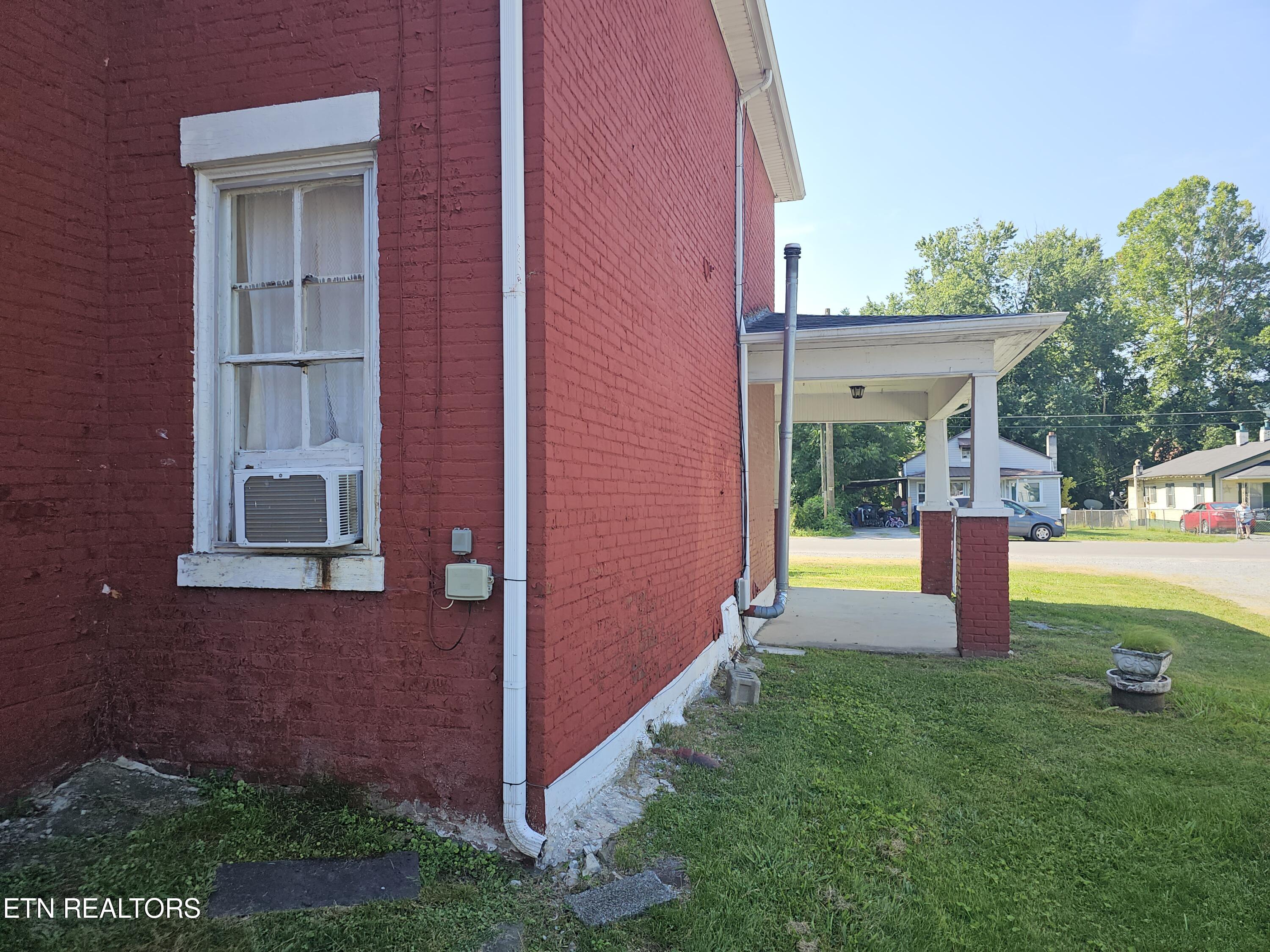 Photo 3 of 25 of 512 Chester Ave house