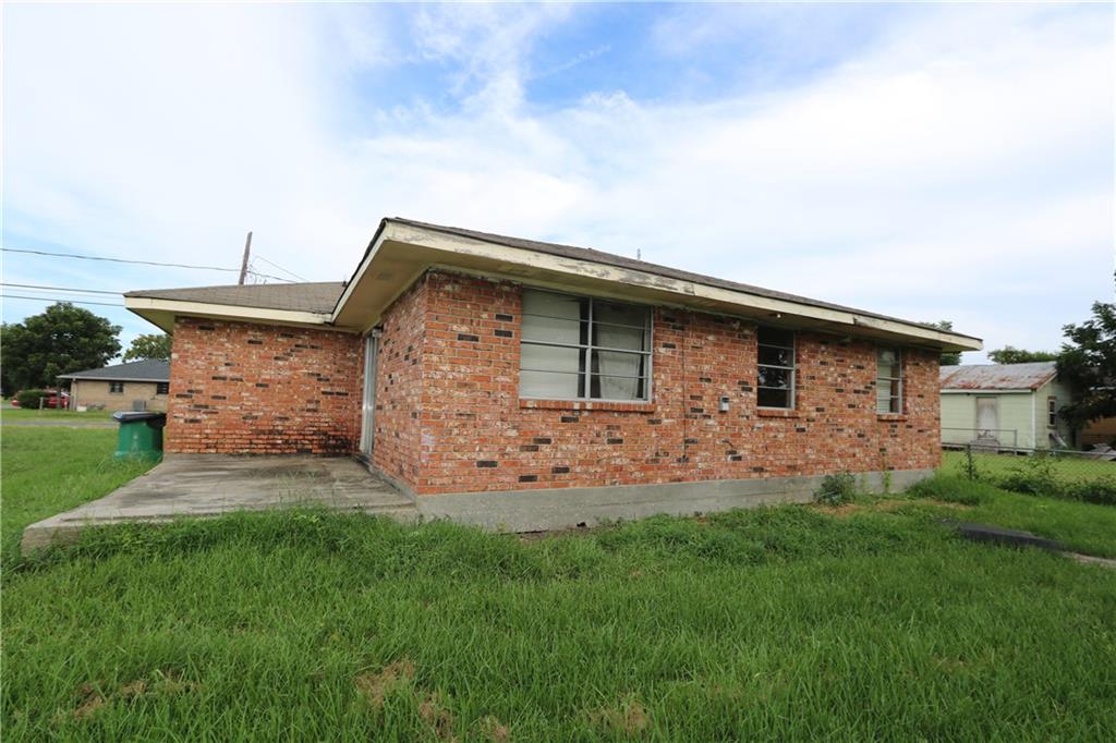 Photo 4 of 18 of 1404 ESTALOTE Avenue house