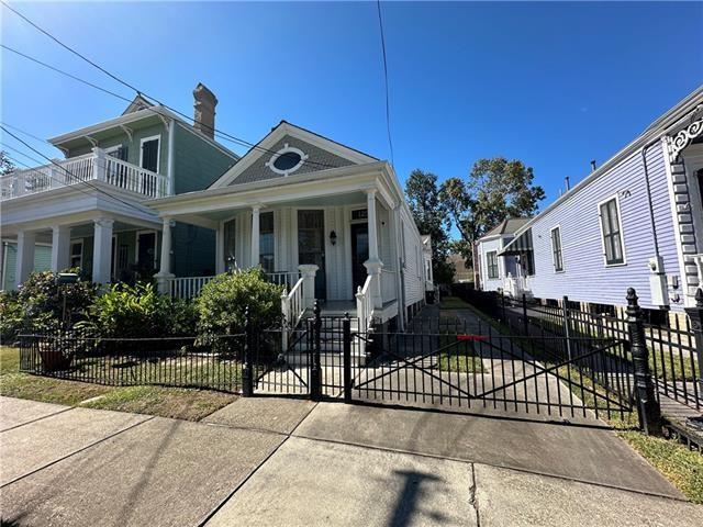 Photo 4 of 36 of 125 S GENOIS Street house