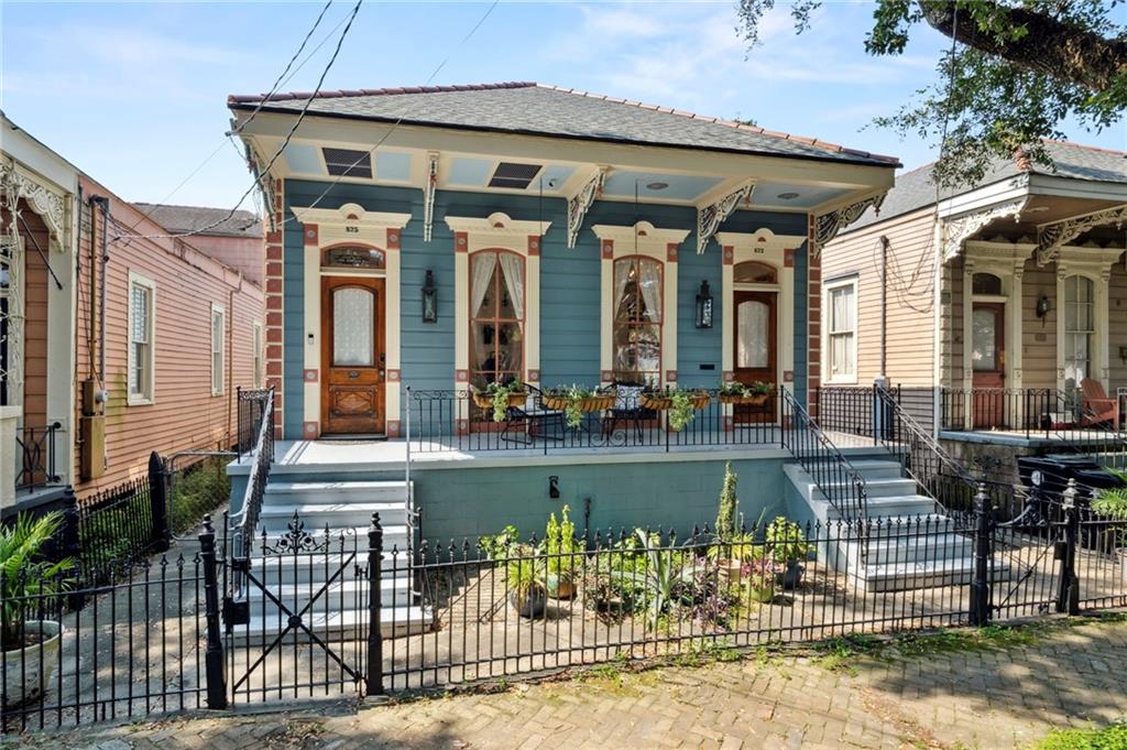 Photo 2 of 26 of 825 OPELOUSAS Avenue house