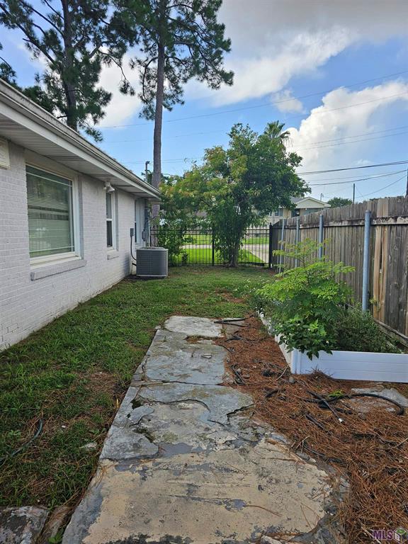 Photo 8 of 19 of 1301 Mandolin Street house