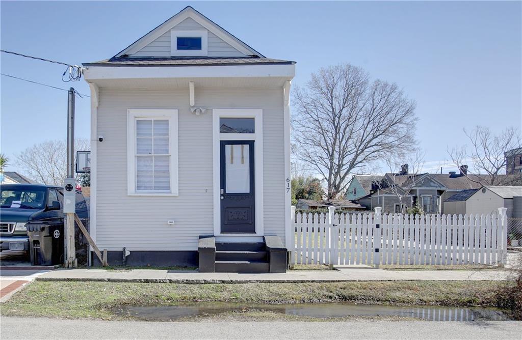 Photo 1 of 34 of 617 TUPELO Street house