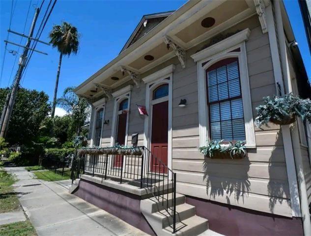 Photo 2 of 30 of 2827 ST CLAUDE Avenue house