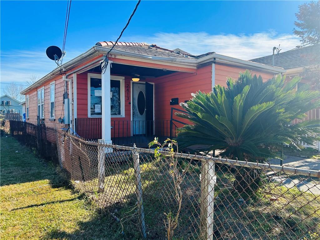 Photo 18 of 21 of 2413 BARTHOLOMEW Street house