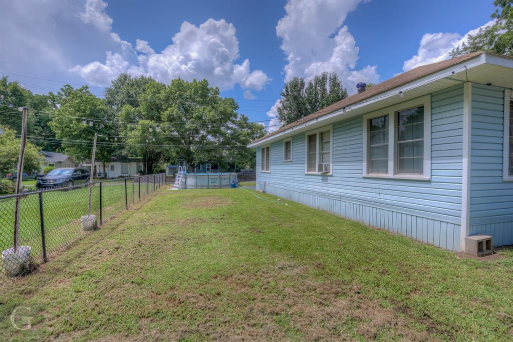 Photo 16 of 19 of 202 E Elmwood Street house