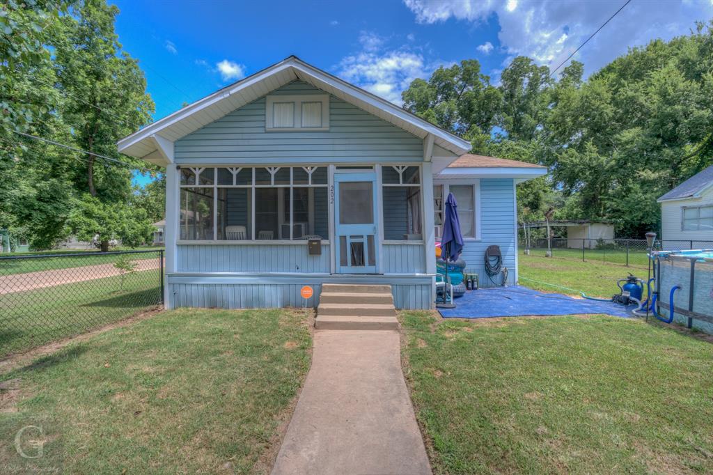 Photo 3 of 19 of 202 E Elmwood Street house