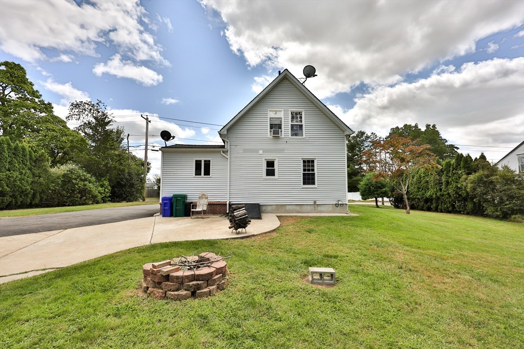 Photo 14 of 17 of 596 Oakhill Ave house