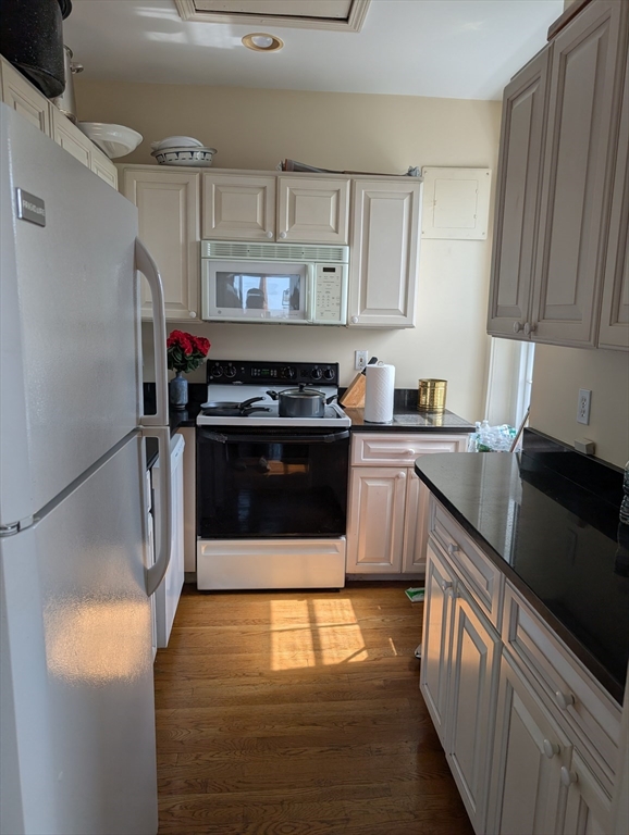 Photo 8 of 23 of 2 Louisburg Sq (Furnished) PH multi-family property