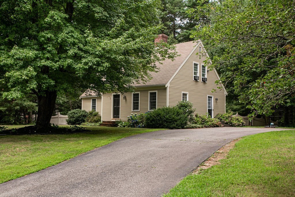 Photo 5 of 37 of 21 Russell Holmes Way house