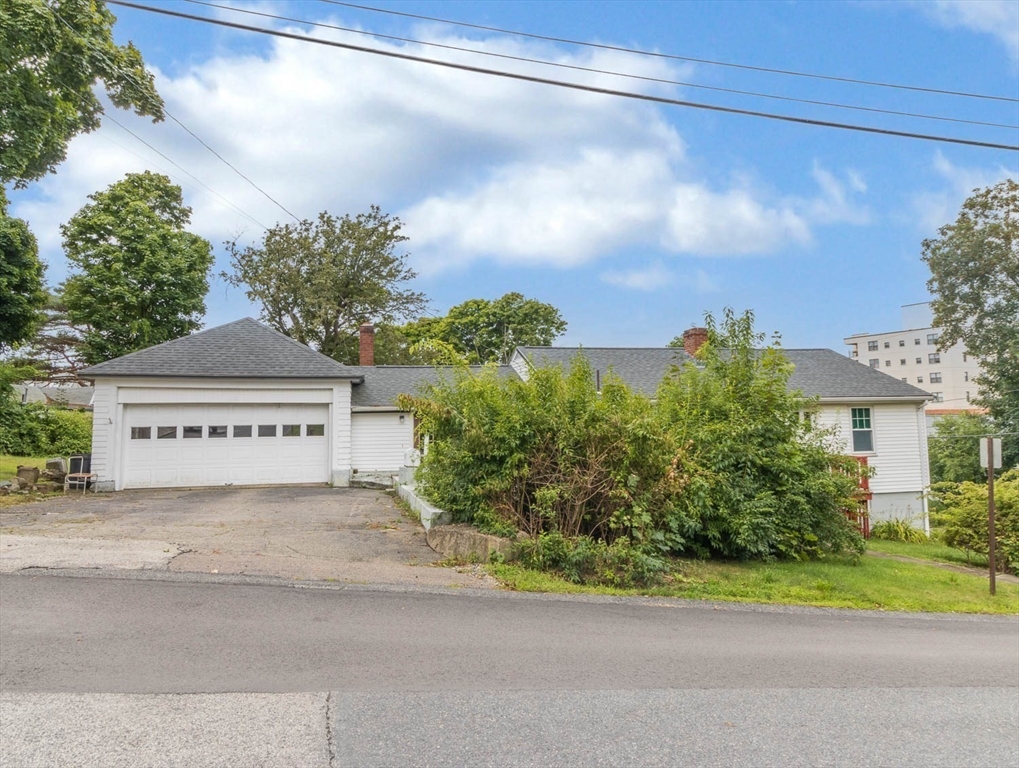 Photo 3 of 34 of 61 Halvorsen Avenue house