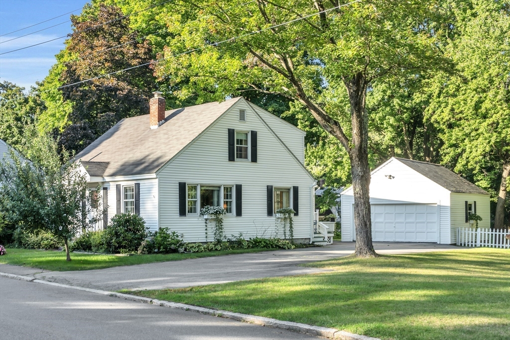 Photo 1 of 31 of 142 Hoyt Avenue house