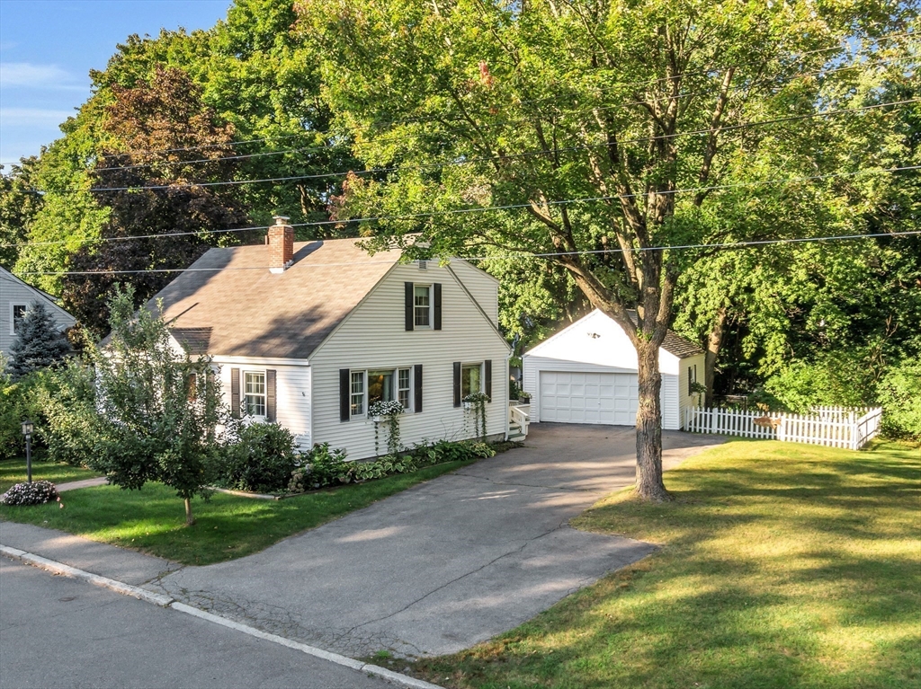 Photo 2 of 31 of 142 Hoyt Avenue house