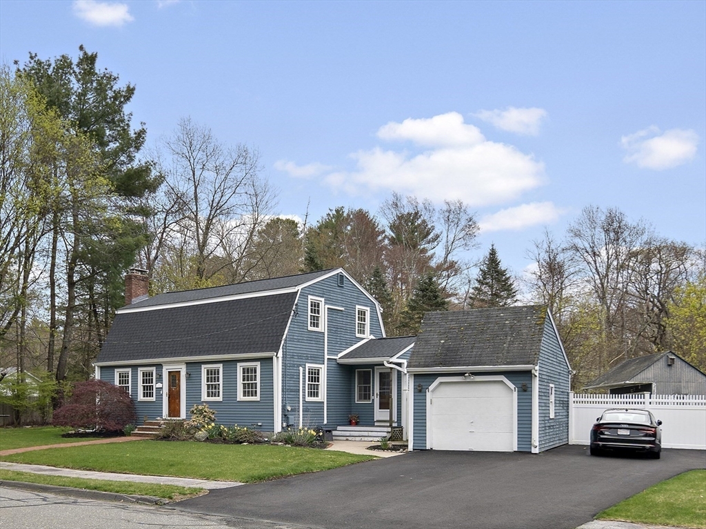 Photo 4 of 36 of 2 Pine Glen Drive house