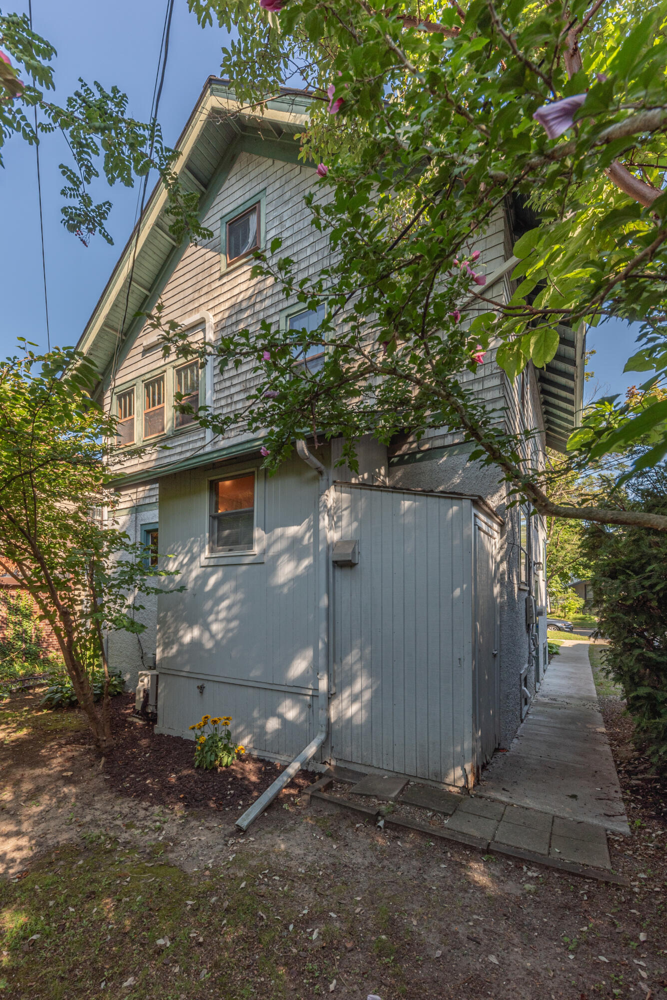 Photo 4 of 47 of 1302 Granger Avenue house