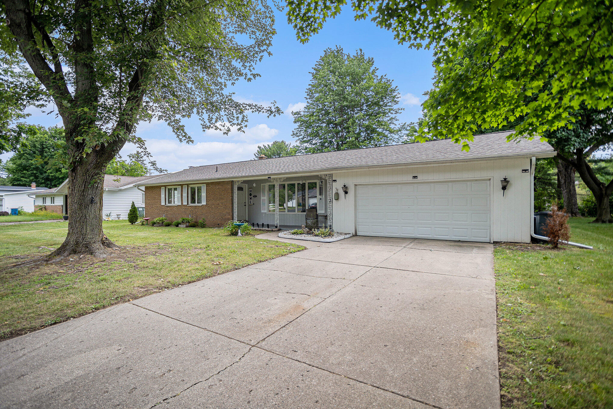 Photo 2 of 21 of 203 S Moorland Drive house