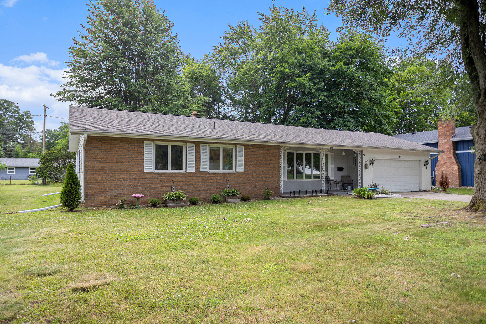 Photo 3 of 21 of 203 S Moorland Drive house