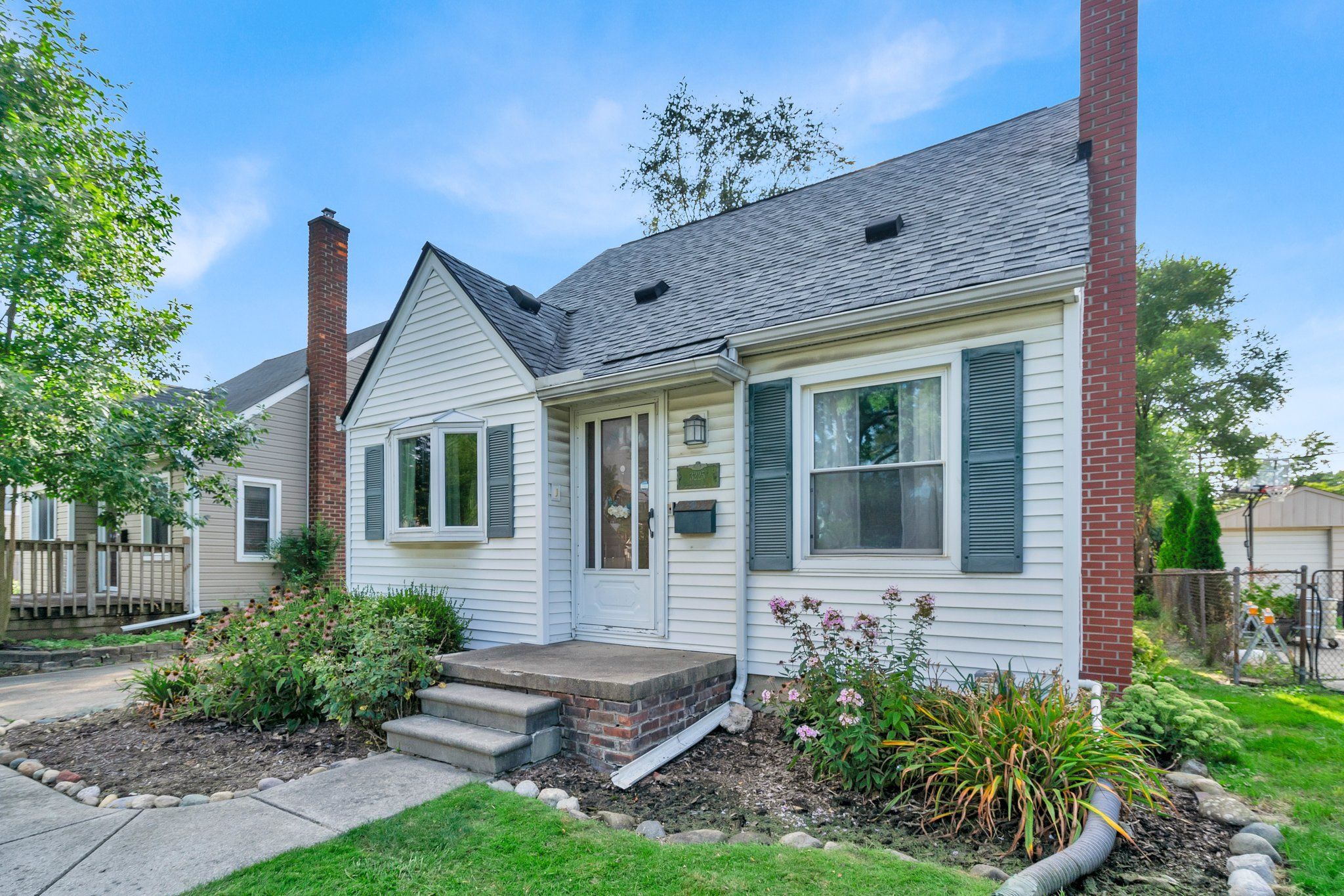 Photo 3 of 26 of 3225 Ellwood Avenue house