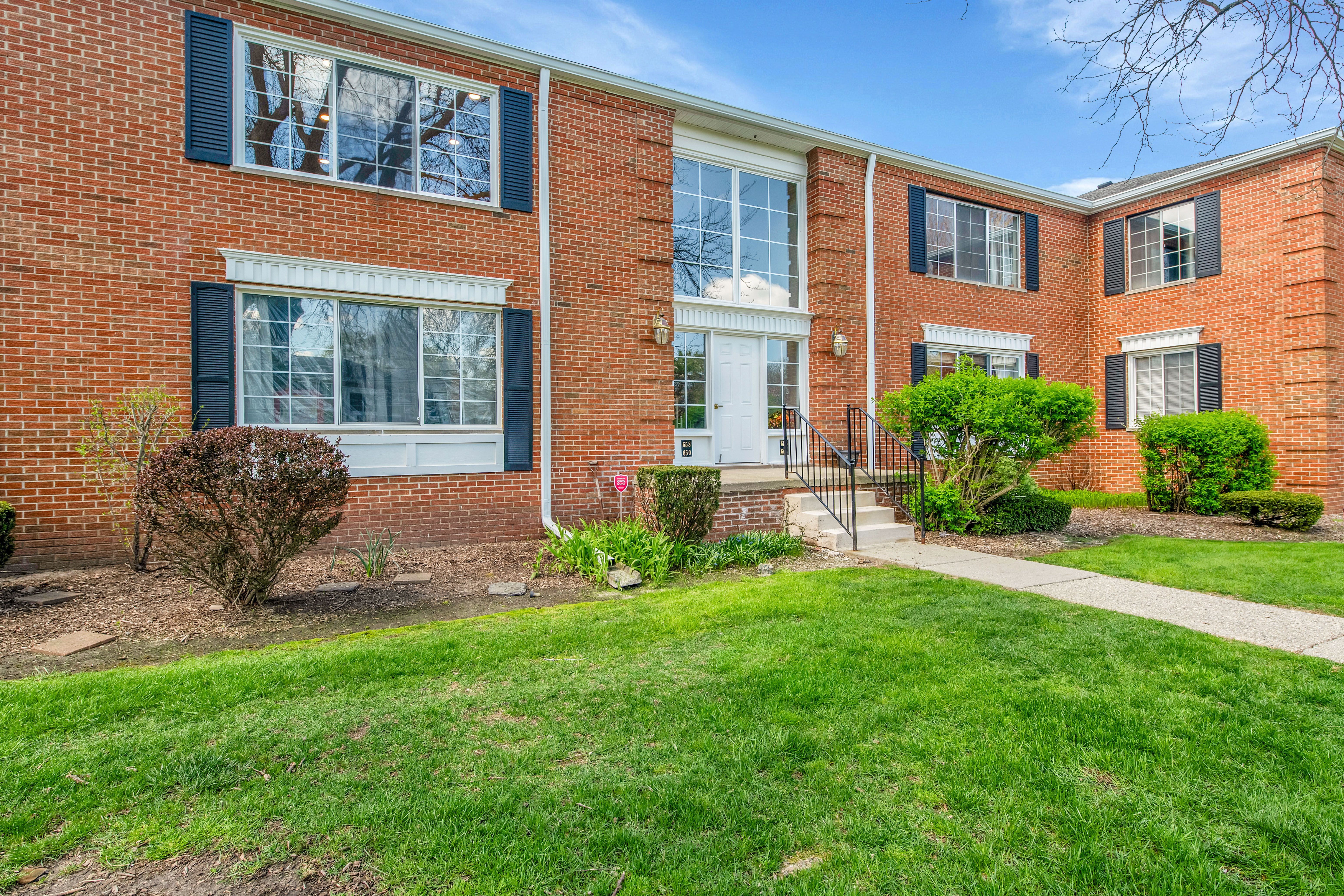 Photo 1 of 19 of 658 E FOX HILLS Drive condo