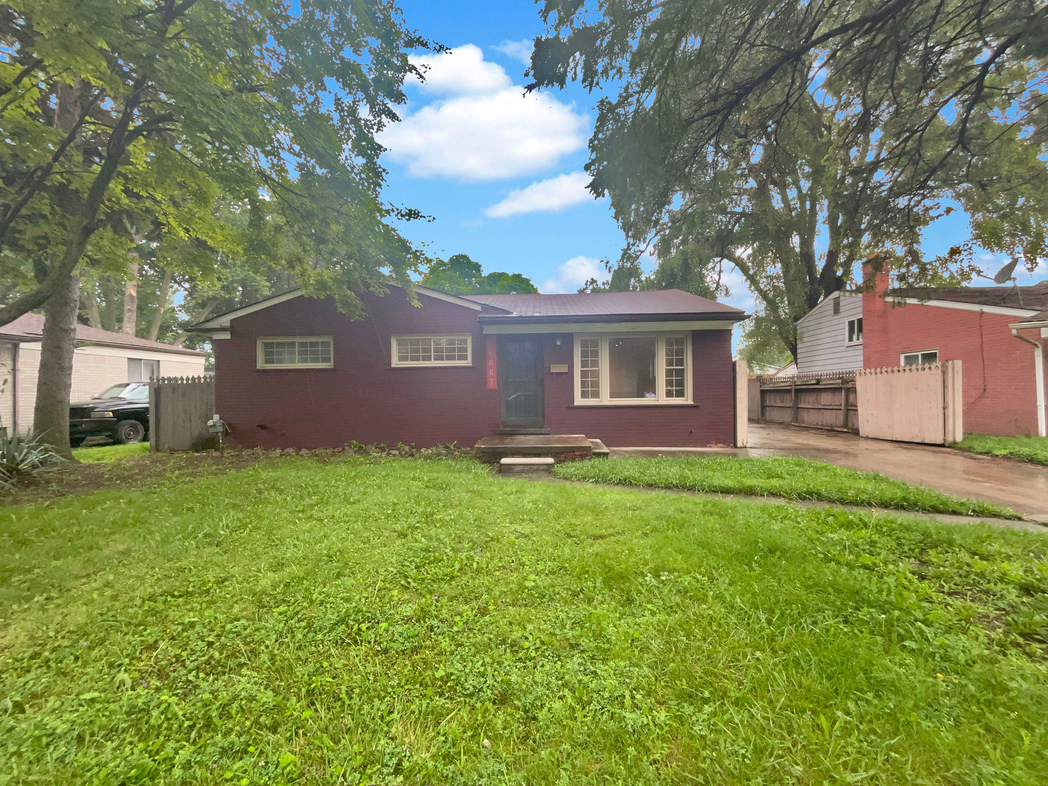 Photo 6 of 20 of 36087 LITTLE MACK Avenue house