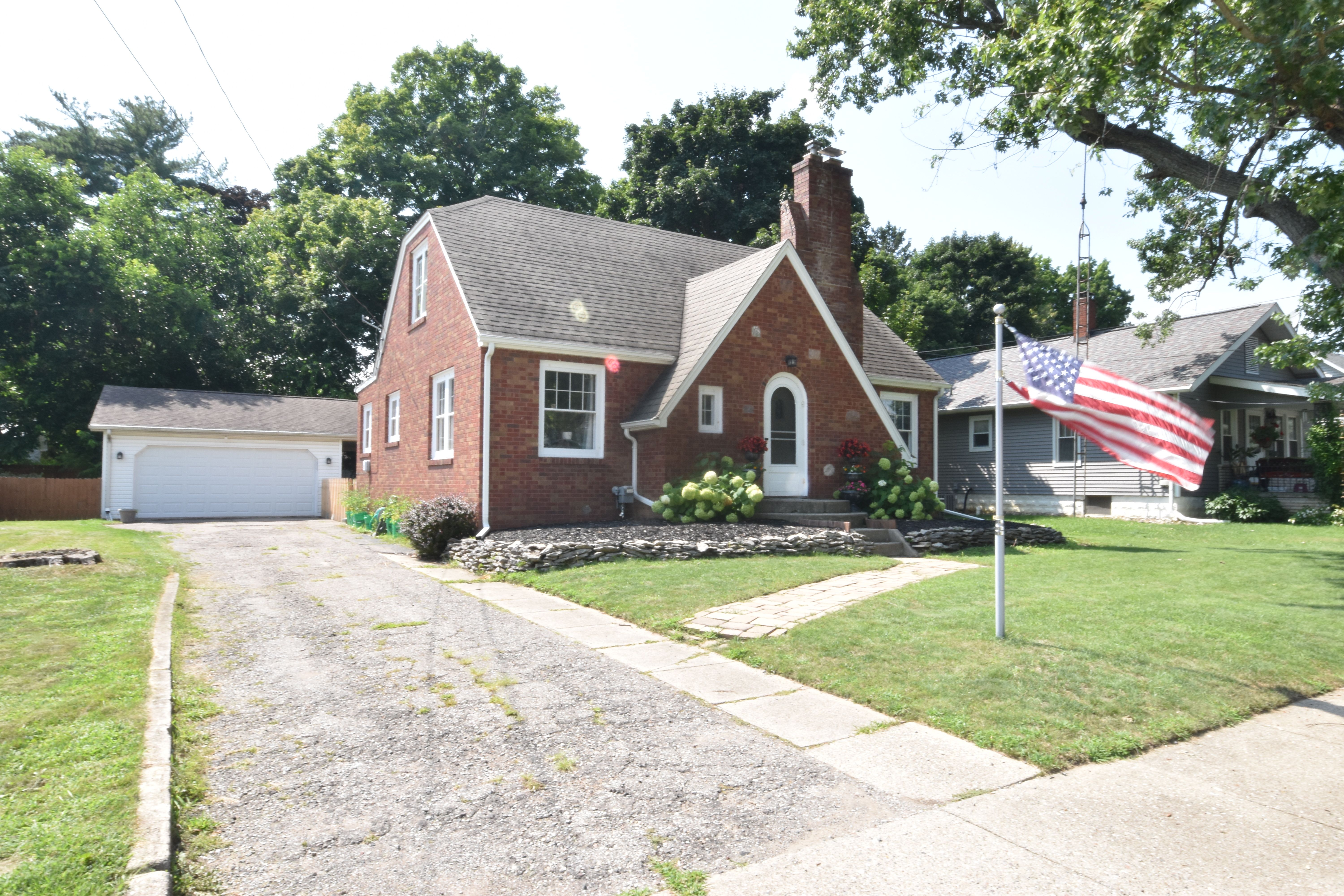 Photo 2 of 32 of 124 LOOMIS Avenue house