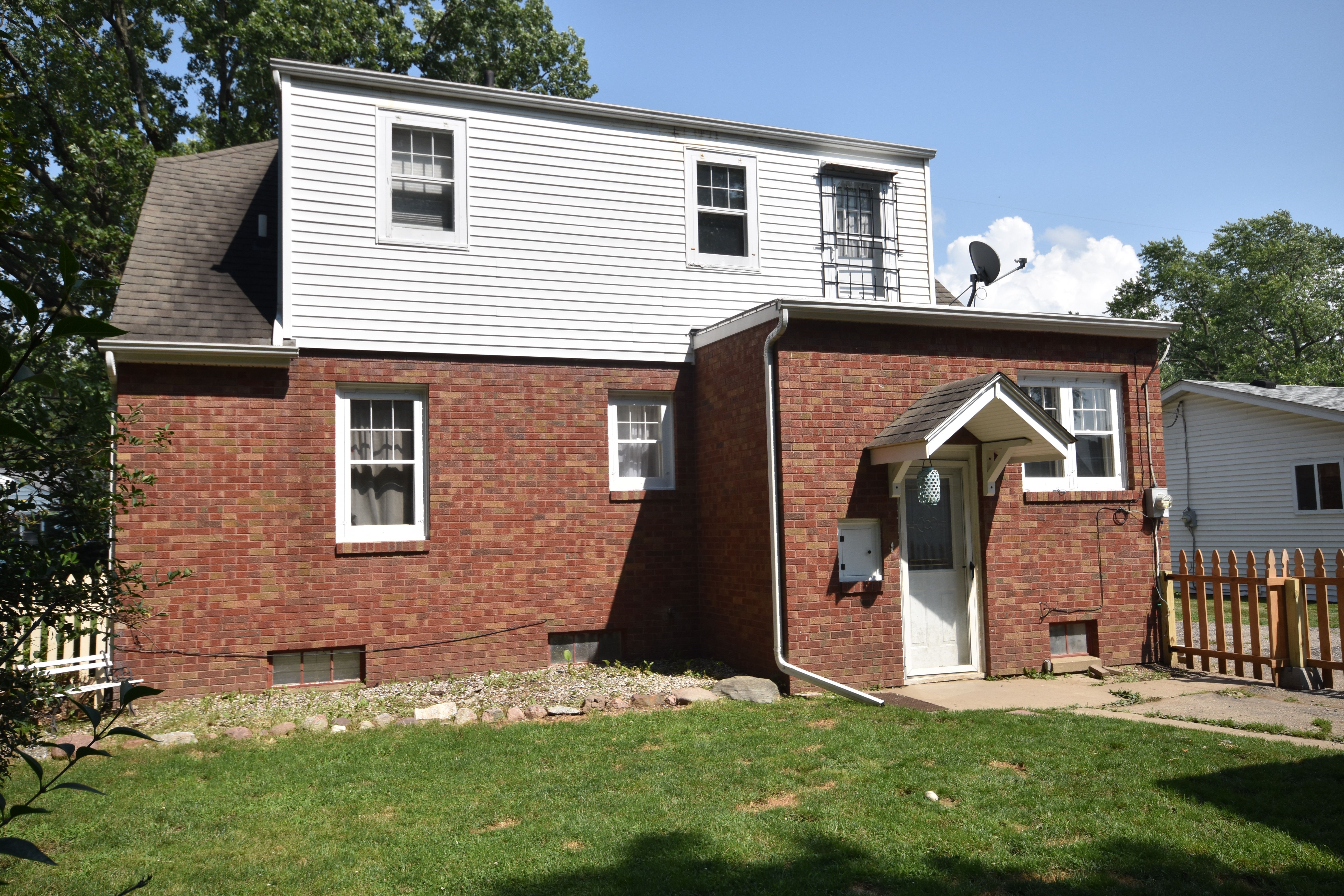 Photo 3 of 32 of 124 LOOMIS Avenue house