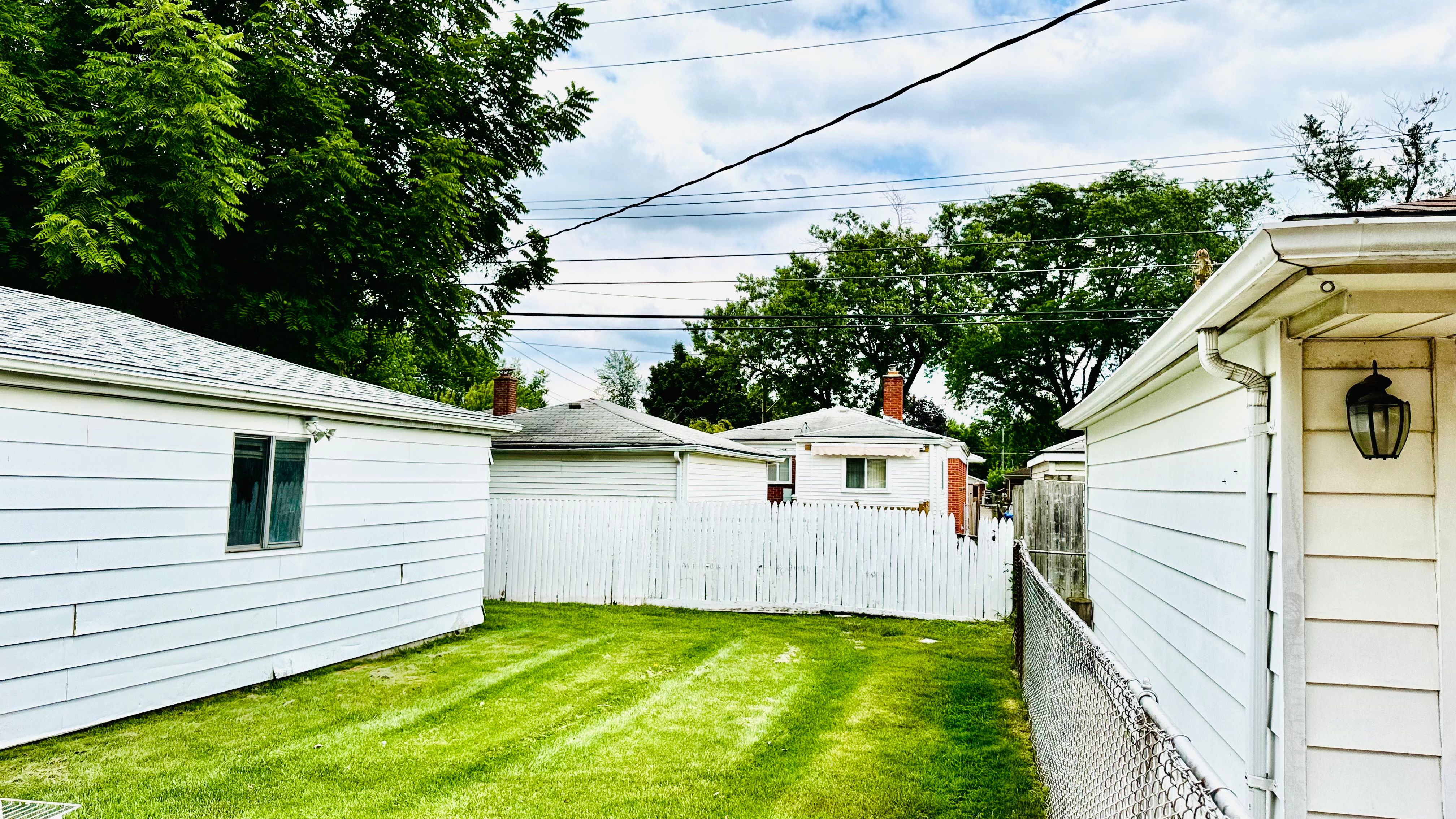 Photo 18 of 21 of 3975 MONROE Street house