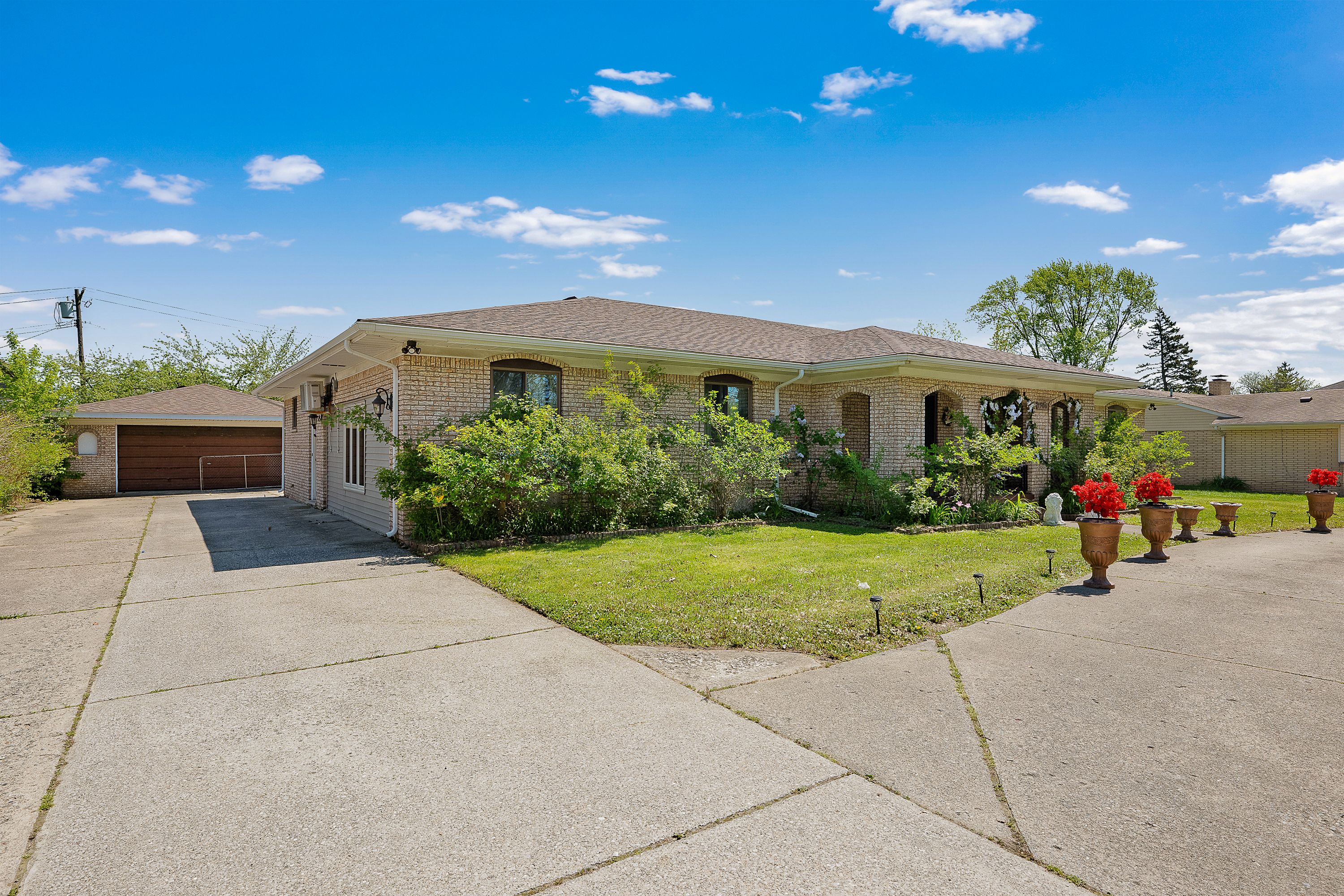 Photo 1 of 25 of 1706 N Inkster Road house