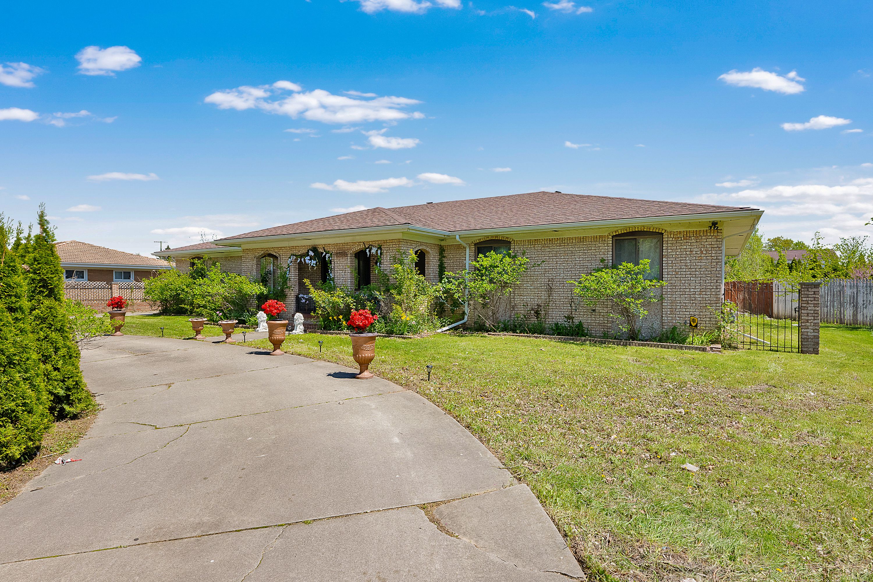 Photo 4 of 25 of 1706 N Inkster Road house