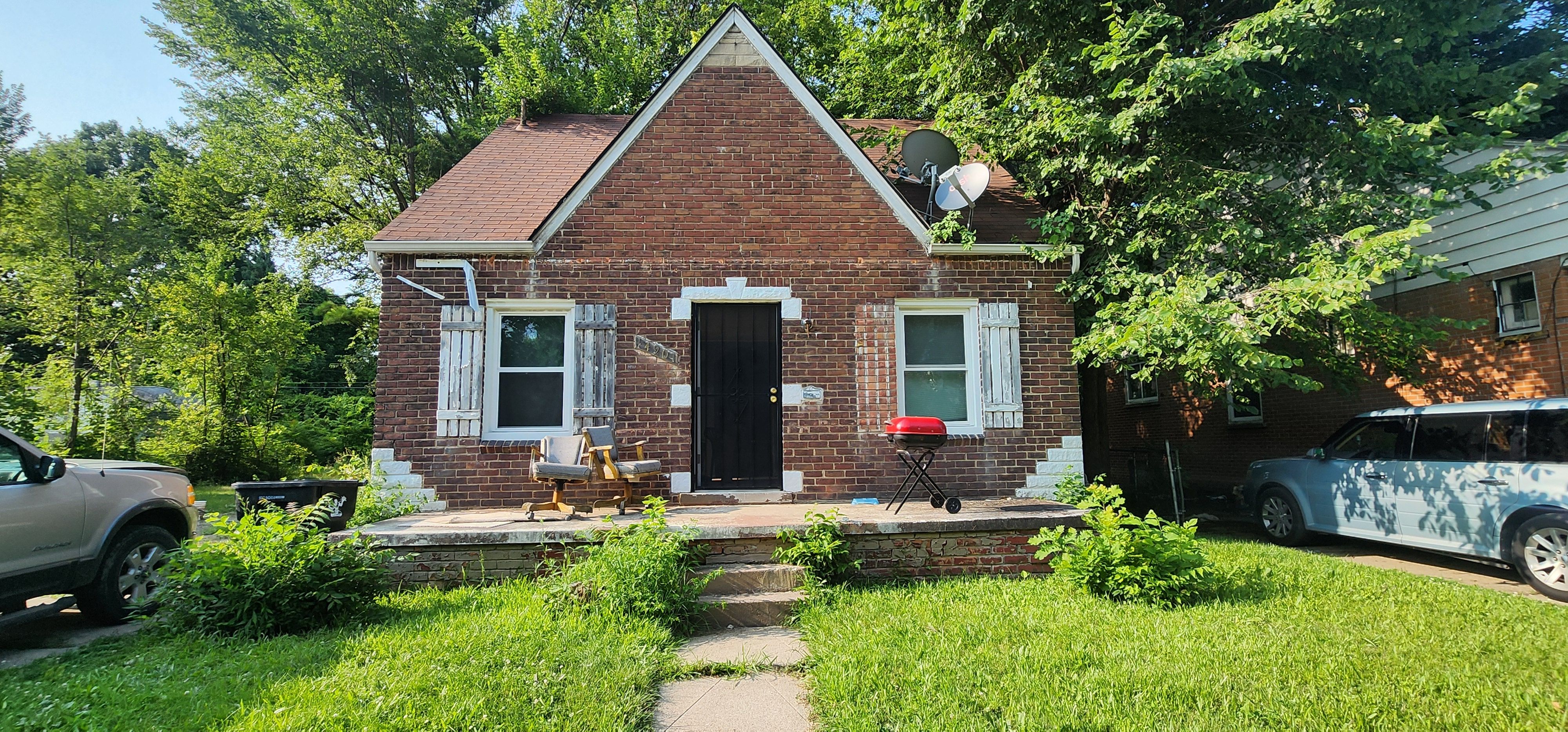 Photo 1 of 26 of 14901 SEYMOUR Street house