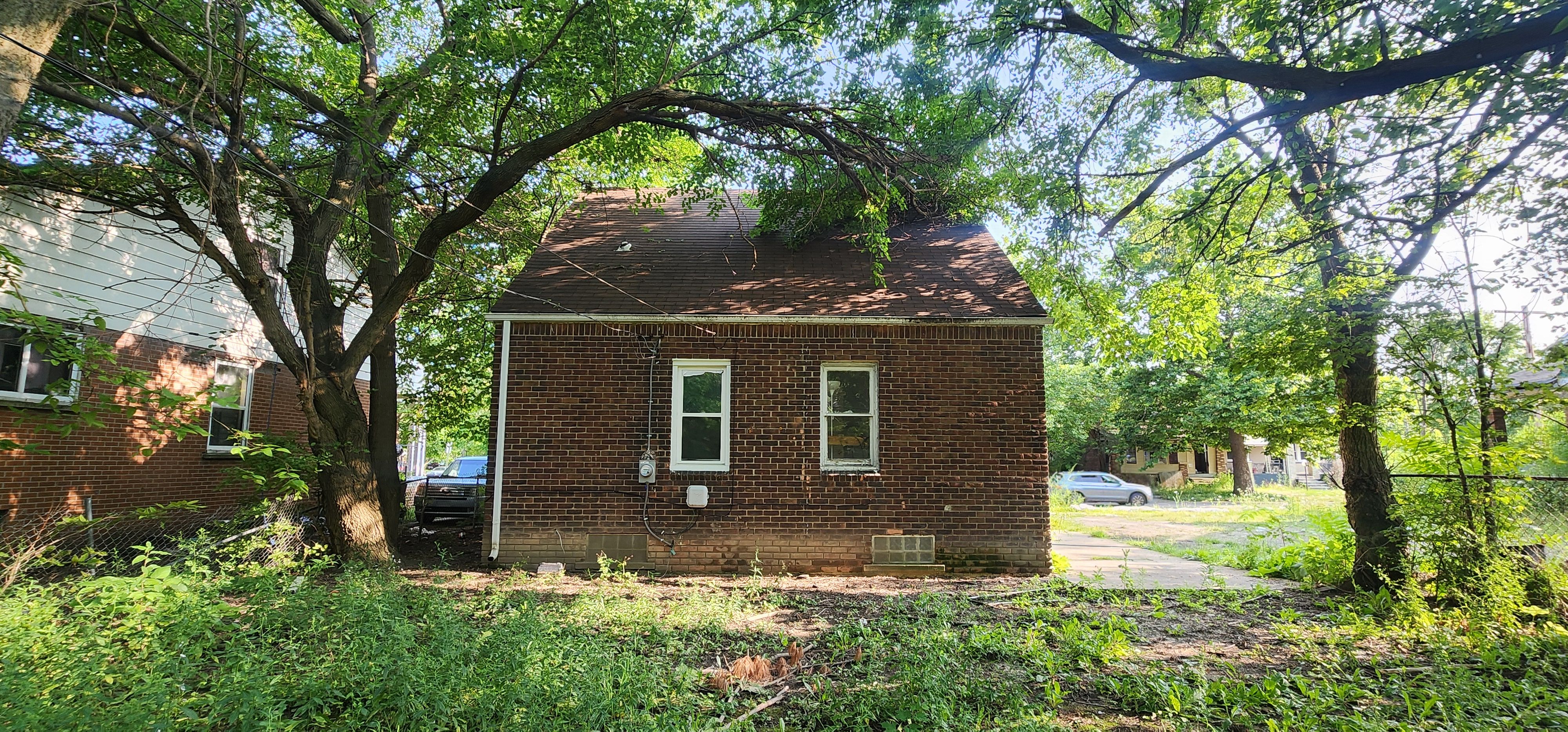 Photo 4 of 26 of 14901 SEYMOUR Street house