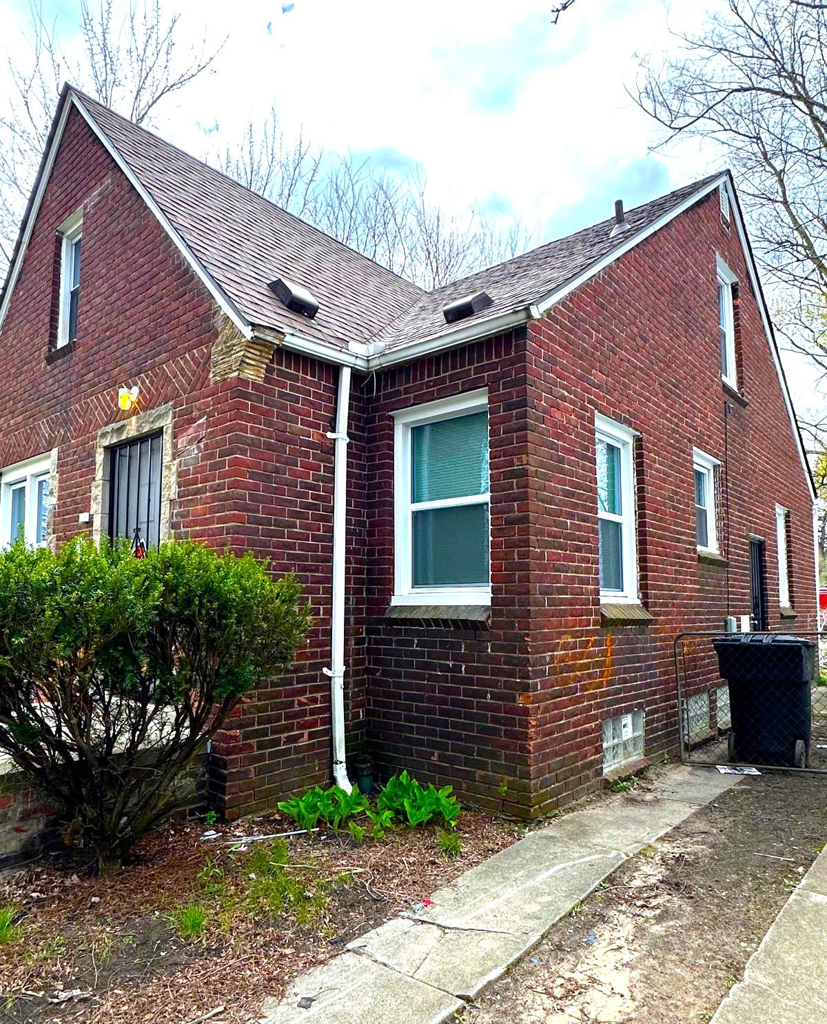 Photo 3 of 18 of 19307 MANSFIELD Street house