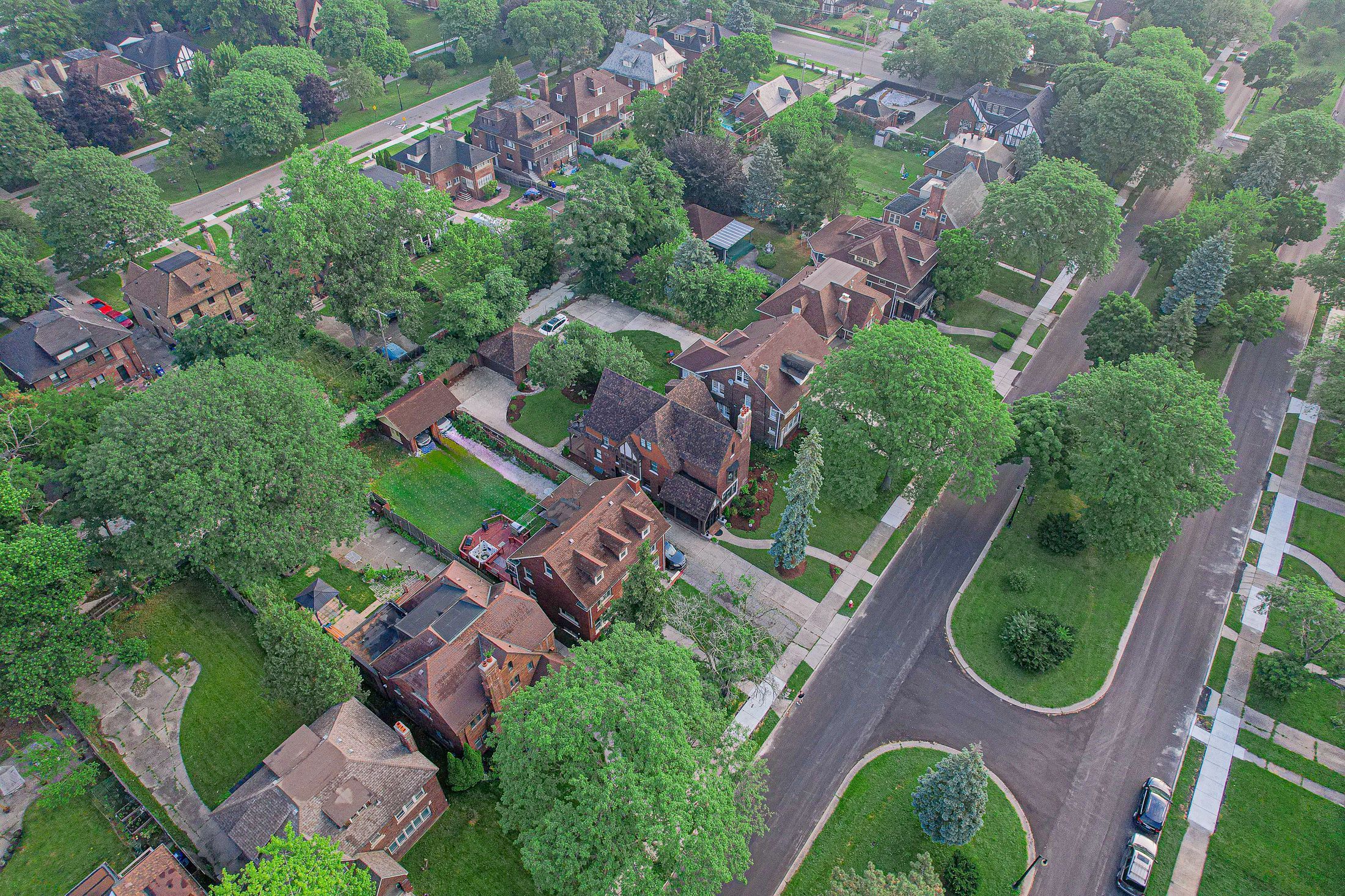 Photo 40 of 42 of 2474 CHICAGO Boulevard house