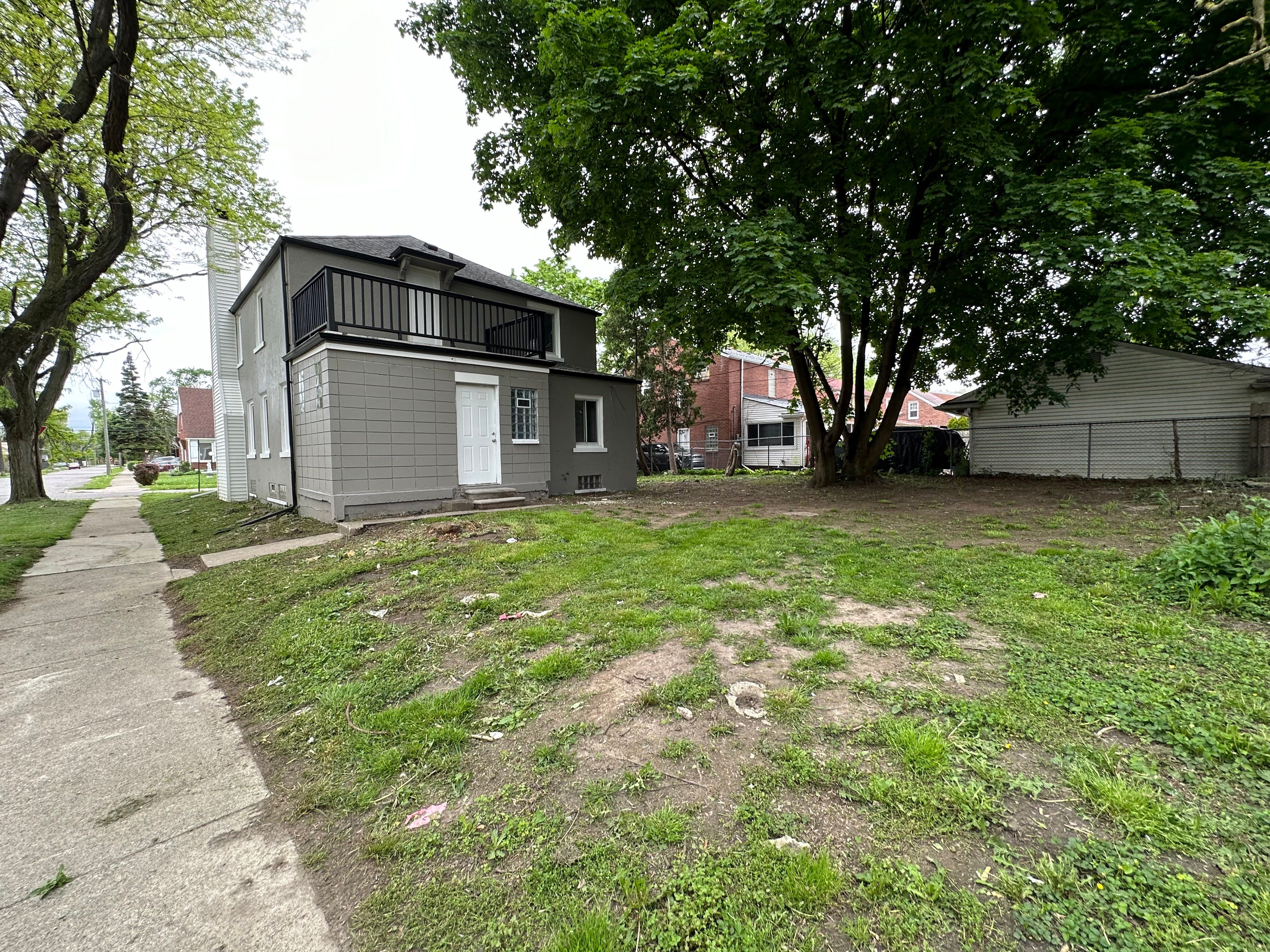 Photo 4 of 28 of 16800 STOUT Street house