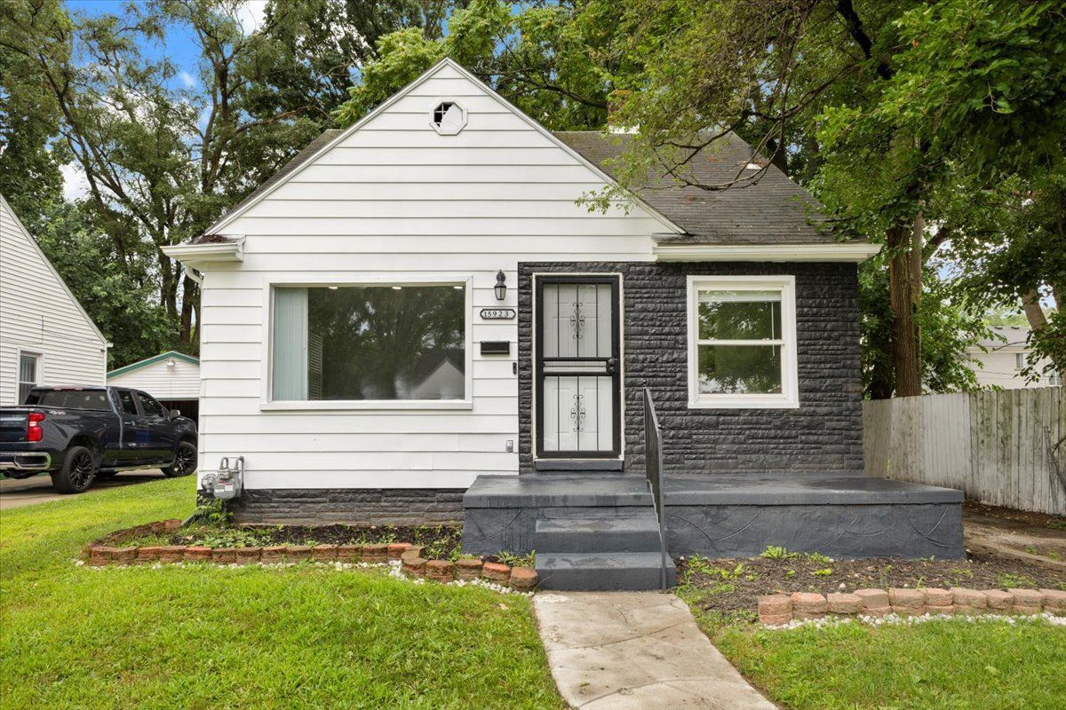 Photo 2 of 18 of 15923 CURTIS Street house