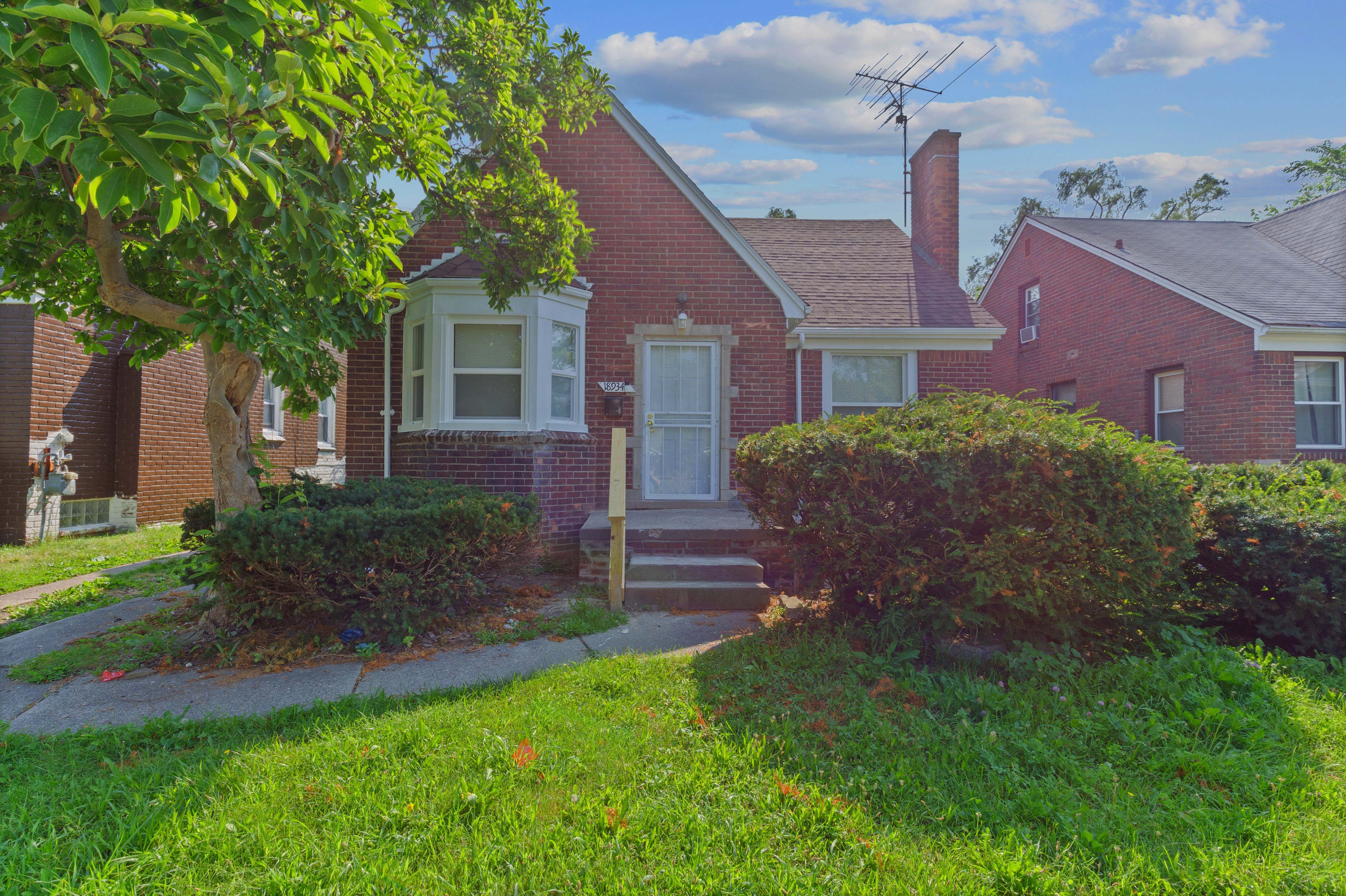 Photo 1 of 20 of 18934 ASBURY Park house