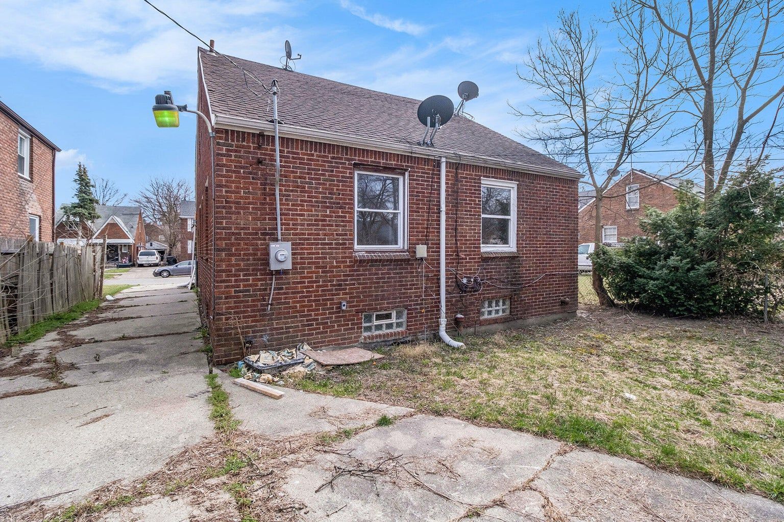 Photo 5 of 16 of 10521 ROXBURY Street house