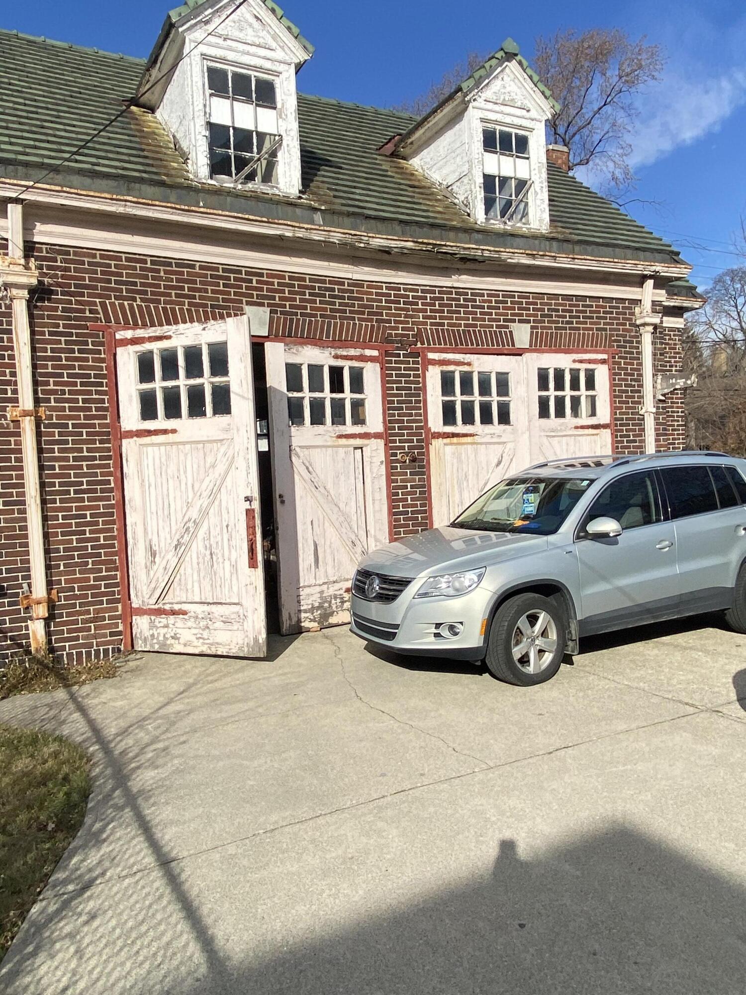 Photo 2 of 11 of 690 Chicago Boulevard house