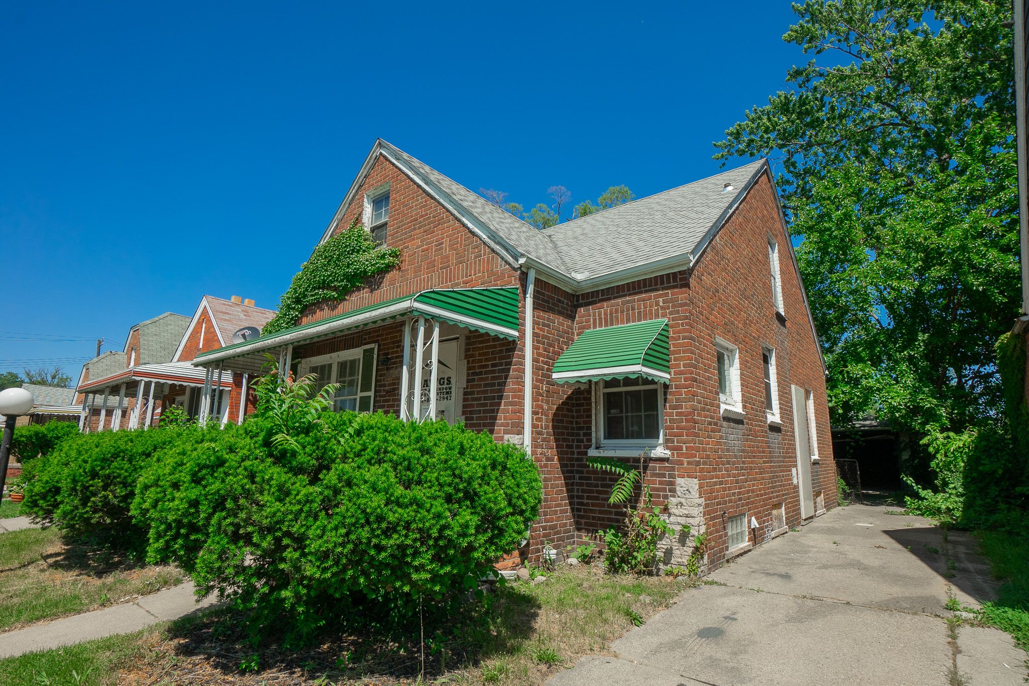 Photo 3 of 27 of 15864 TRACEY Street house