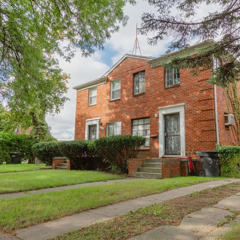 Photo 2 of 21 of 16147 Baylis Street house