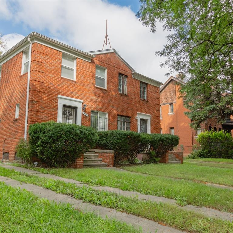 Photo 3 of 21 of 16147 Baylis Street house