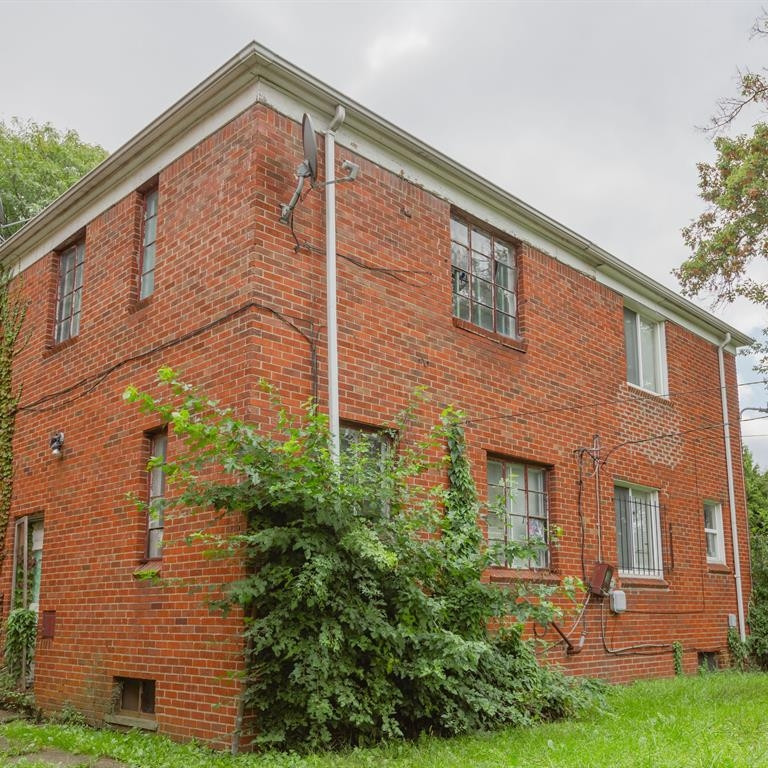 Photo 4 of 21 of 16147 Baylis Street house