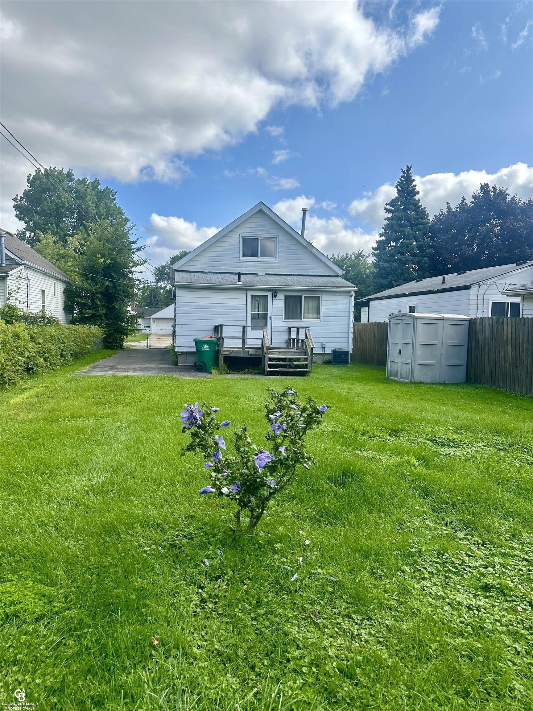 Photo 6 of 31 of 16266 Evergreen Avenue house